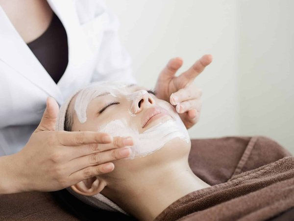 Soins du visage : comment appliquer une crème ?