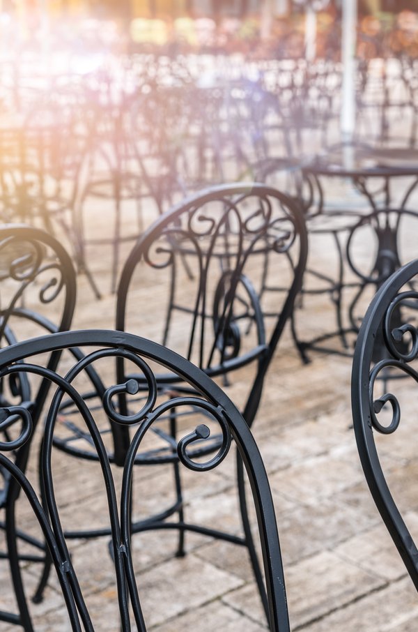 Chaise restaurant en acier noir industriel : un choix stylé et durable